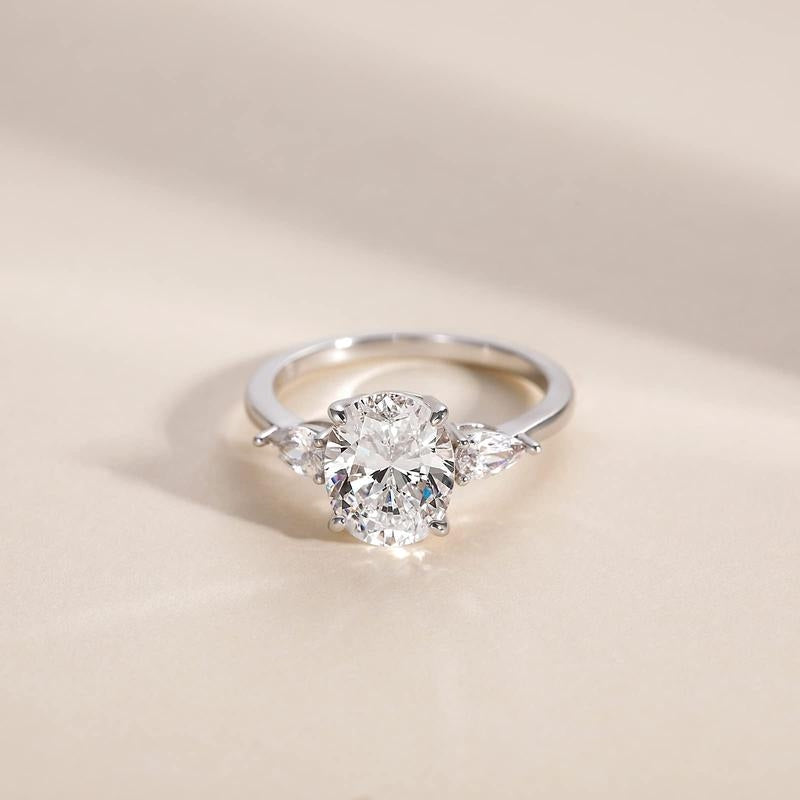 S925 Elegant Pear Accented Oval Brilliant Cut Ring in silver