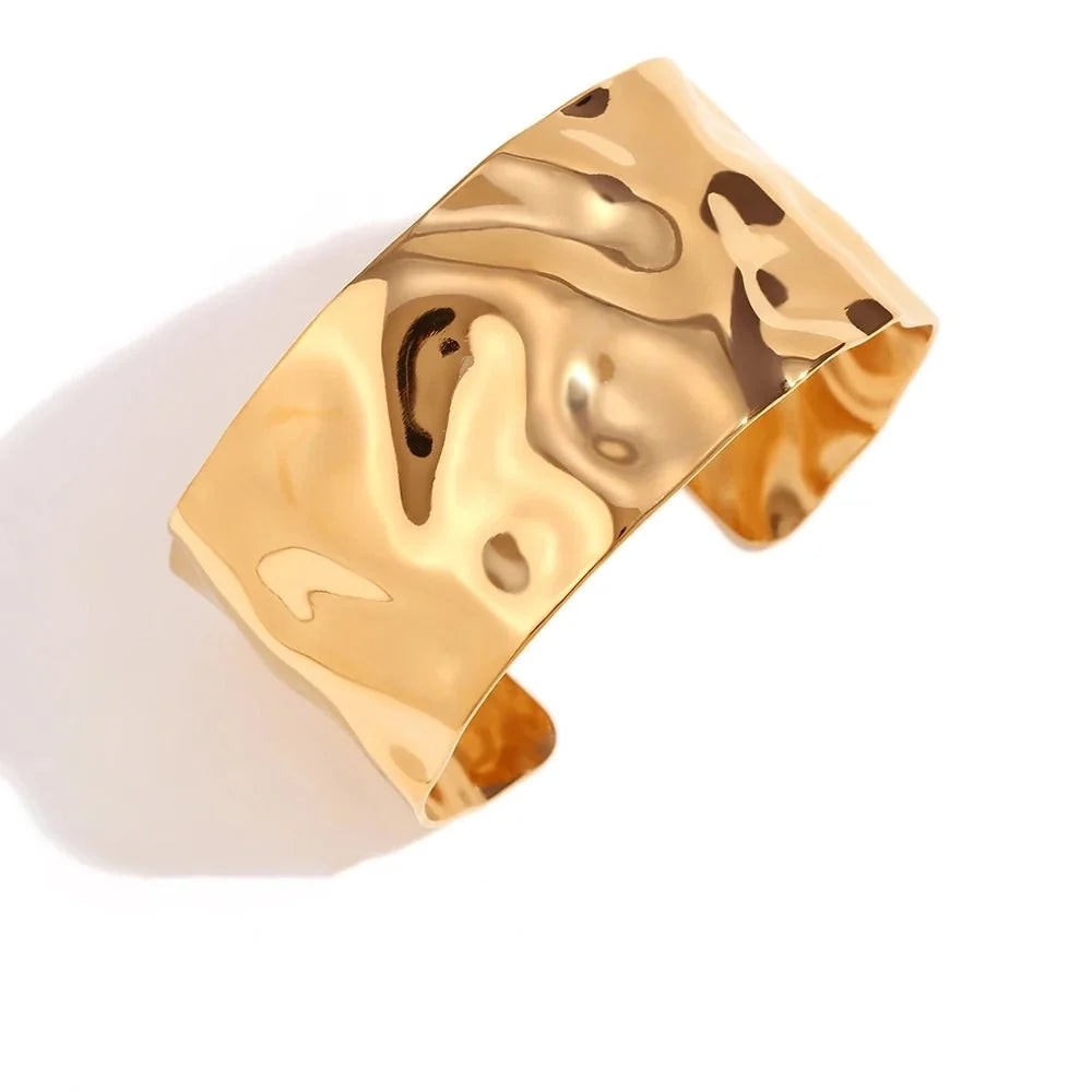 18k Hammered Texture Bangle Bracelets in gold