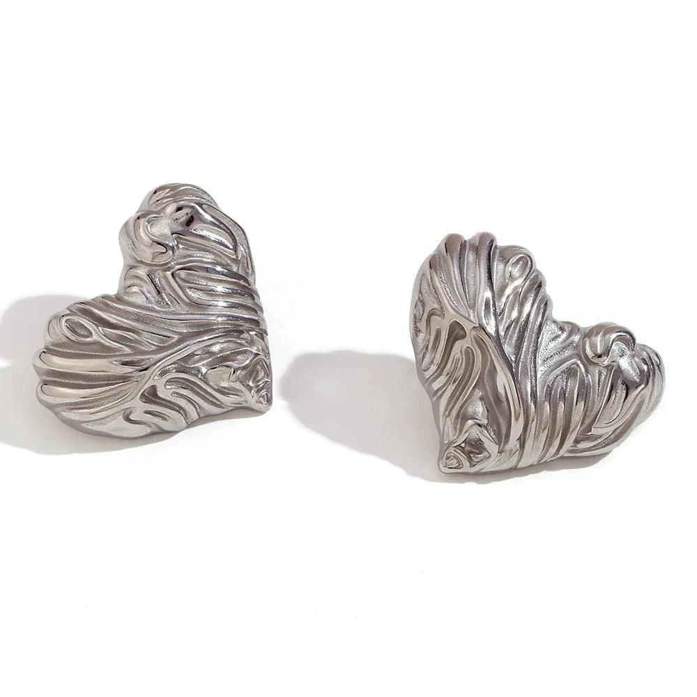 18k Textured Wavy Heart Stud Earrings in silver