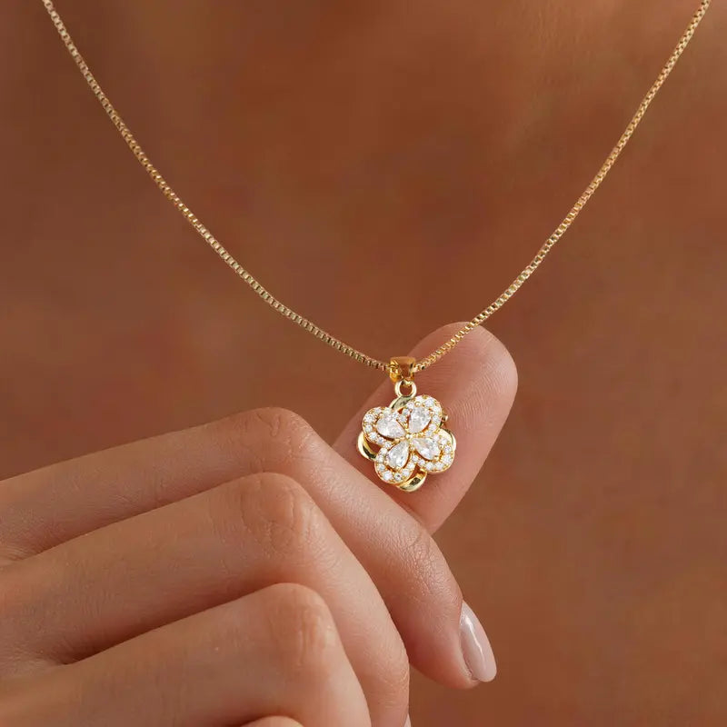 14k Dainty Fidget Clover Necklace in gold