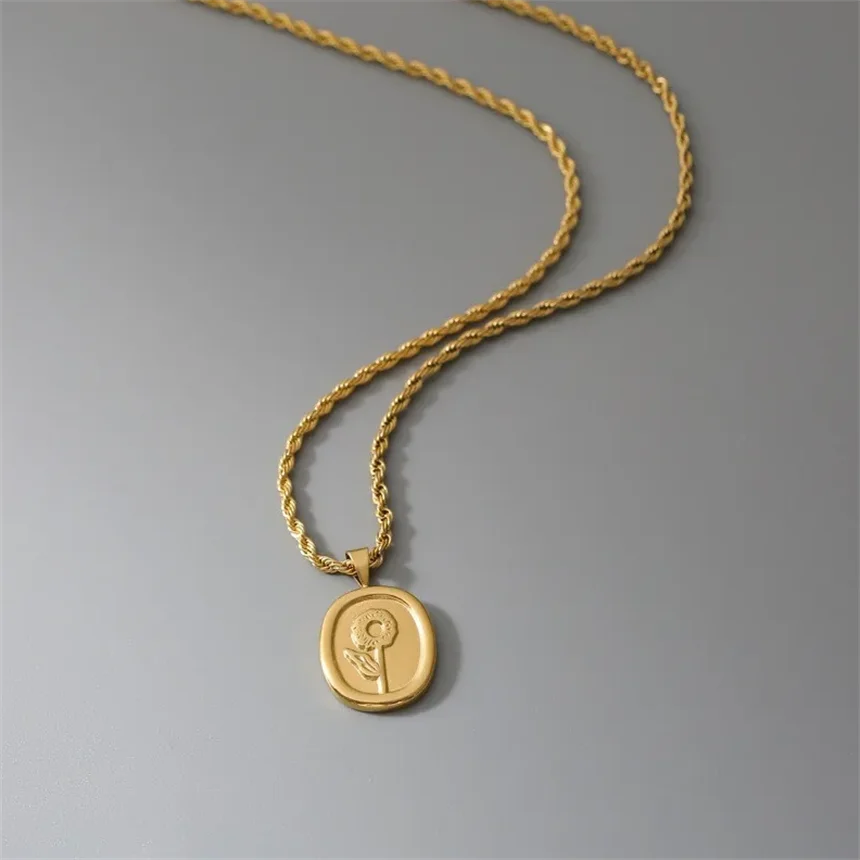Feminine Floral Pendant Rope Chain Necklace