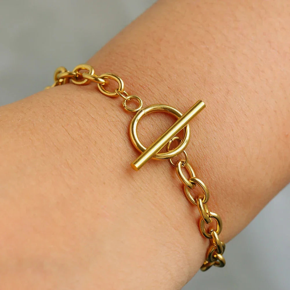Classy Paperclip Circle Bar Clasp Bracelet in gold