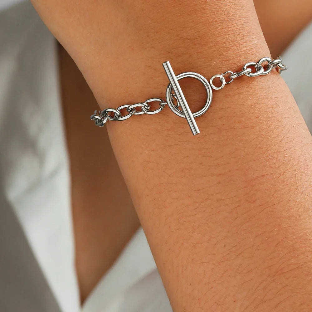 Classy Paperclip Circle Bar Clasp Bracelet in silver