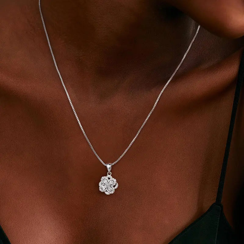 14k Dainty Fidget Clover Necklace