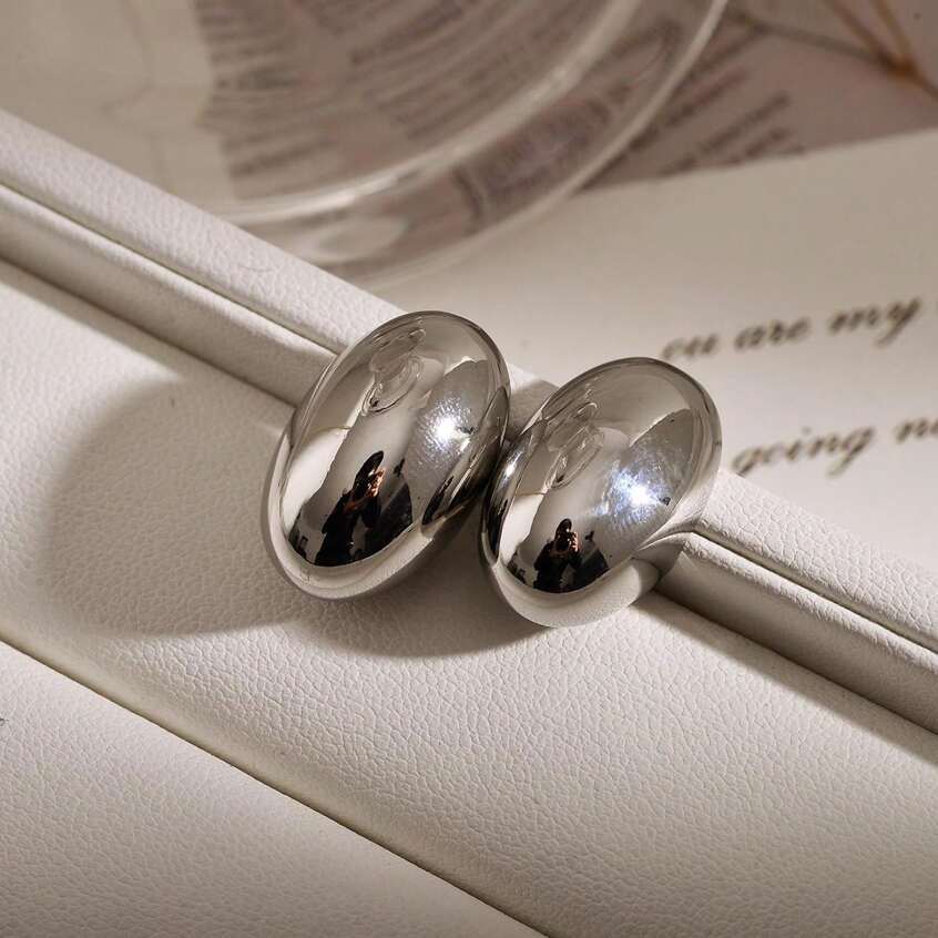 Elegant Oval Stud Earrings in silver