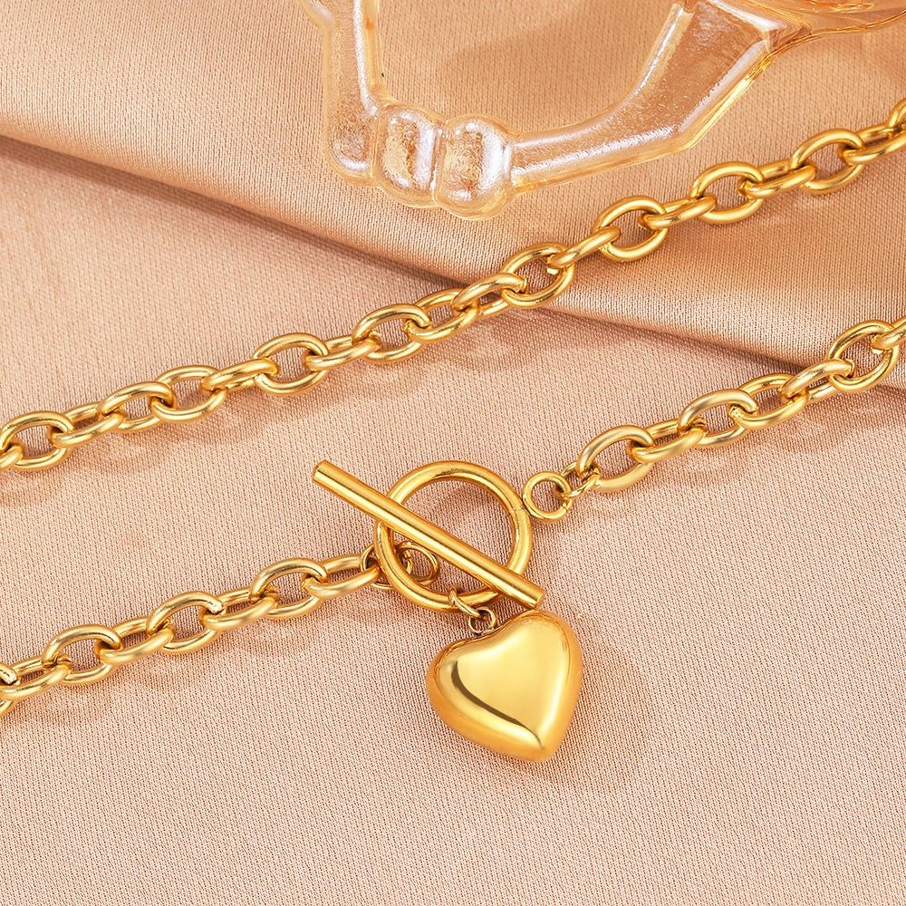 Paperclip Chain Circle Lock Heart Pendant Necklace in gold