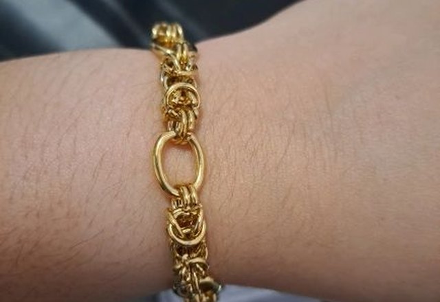 Contrasting Statement Chain Bracelet worn by a customer