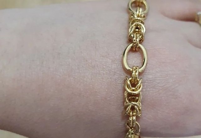 Contrasting Statement Chain Bracelet worn by a customer