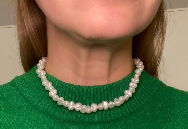 Magnetic Heart Pearl Choker Necklace and Bracelet worn by a customer