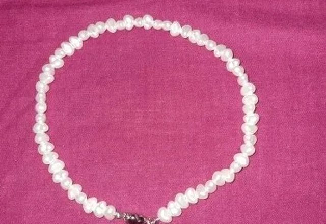Magnetic Heart Pearl Choker Necklace and Bracelet worn by a customer