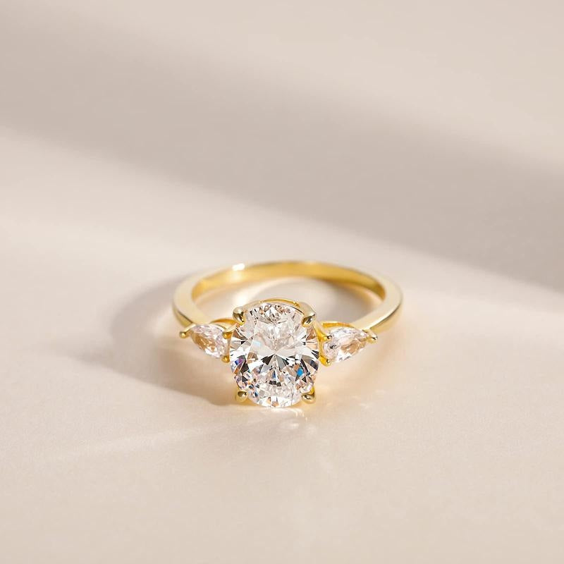 S925 Elegant Pear Accented Oval Brilliant Cut Ring in gold