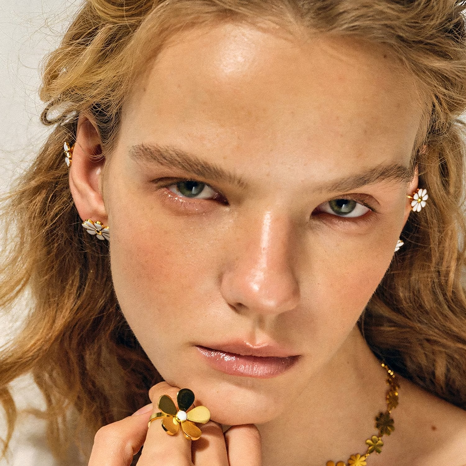 18k Dainty Daisy Floral Earrings