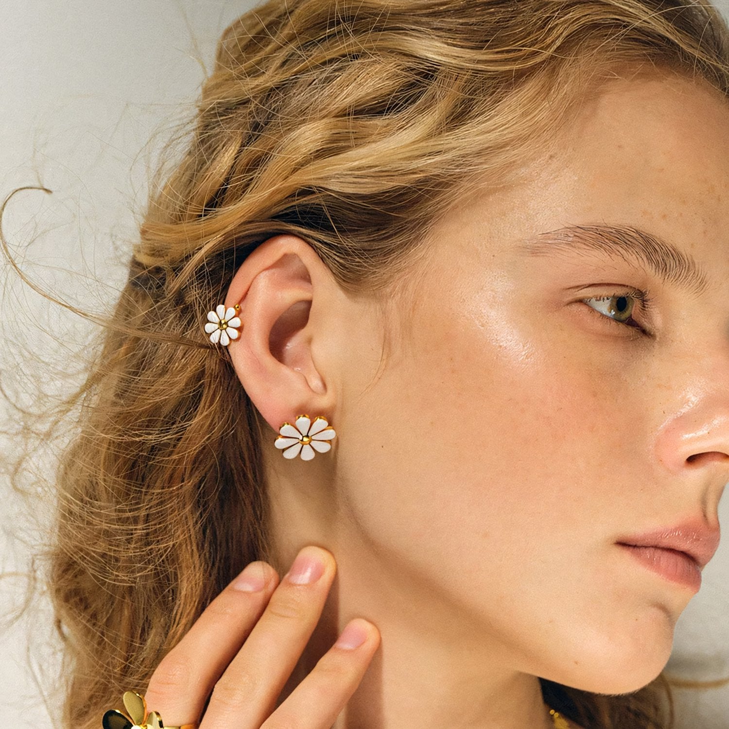 18k Dainty Daisy Floral Earrings