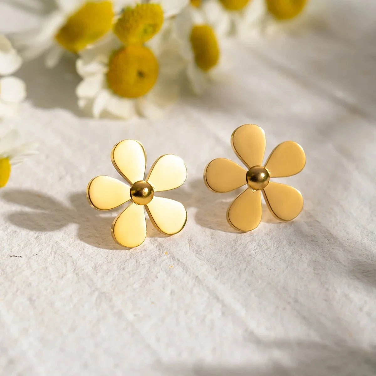 18k Dainty Flower Earrings in gold