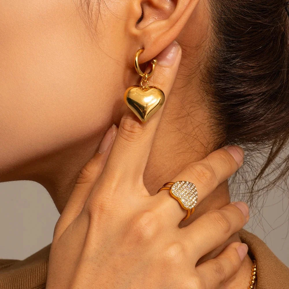18k Dainty Heart Hoops Earrings in gold