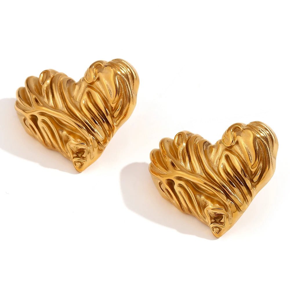 18k Textured Wavy Heart Stud Earrings in gold