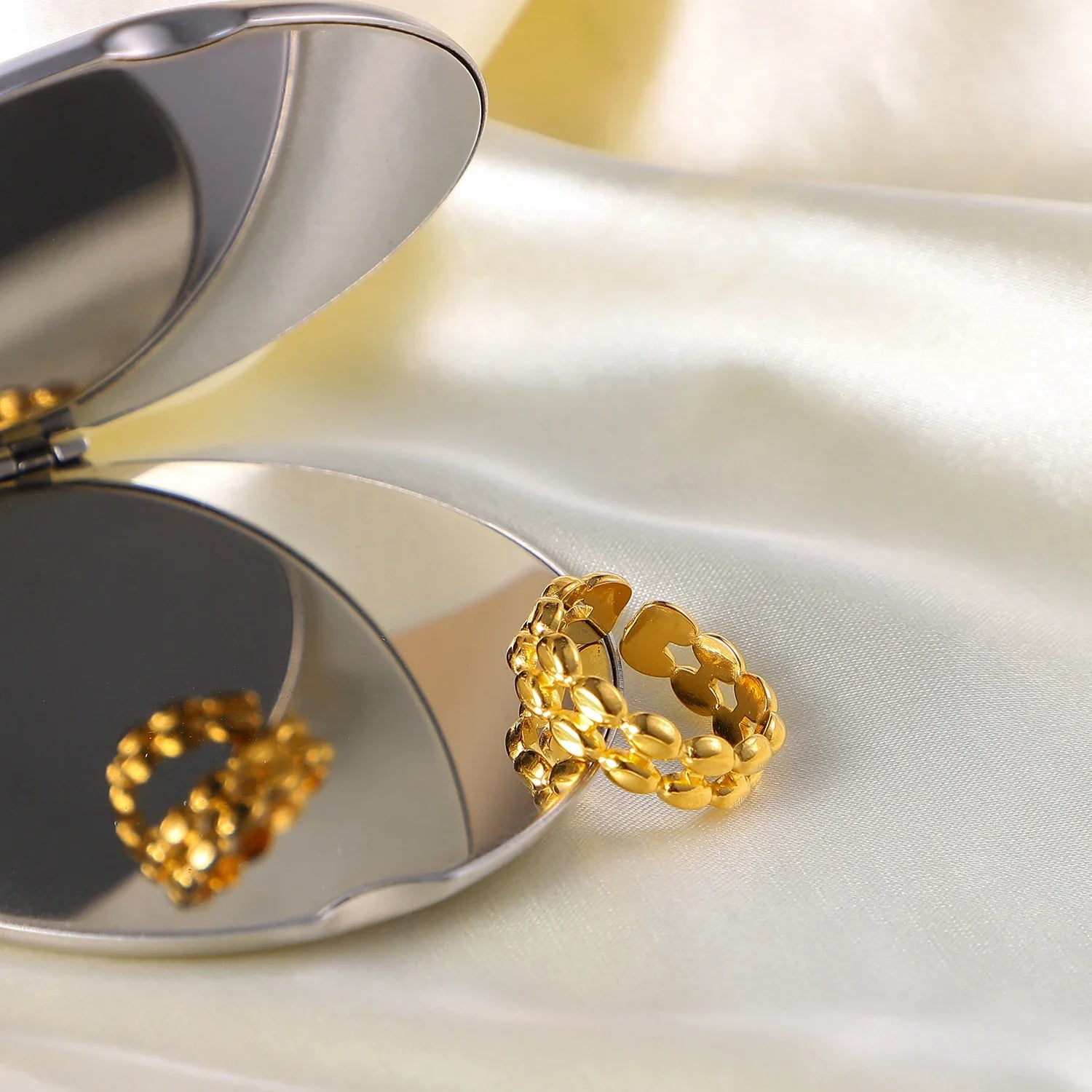 18k Oval Bead Ring