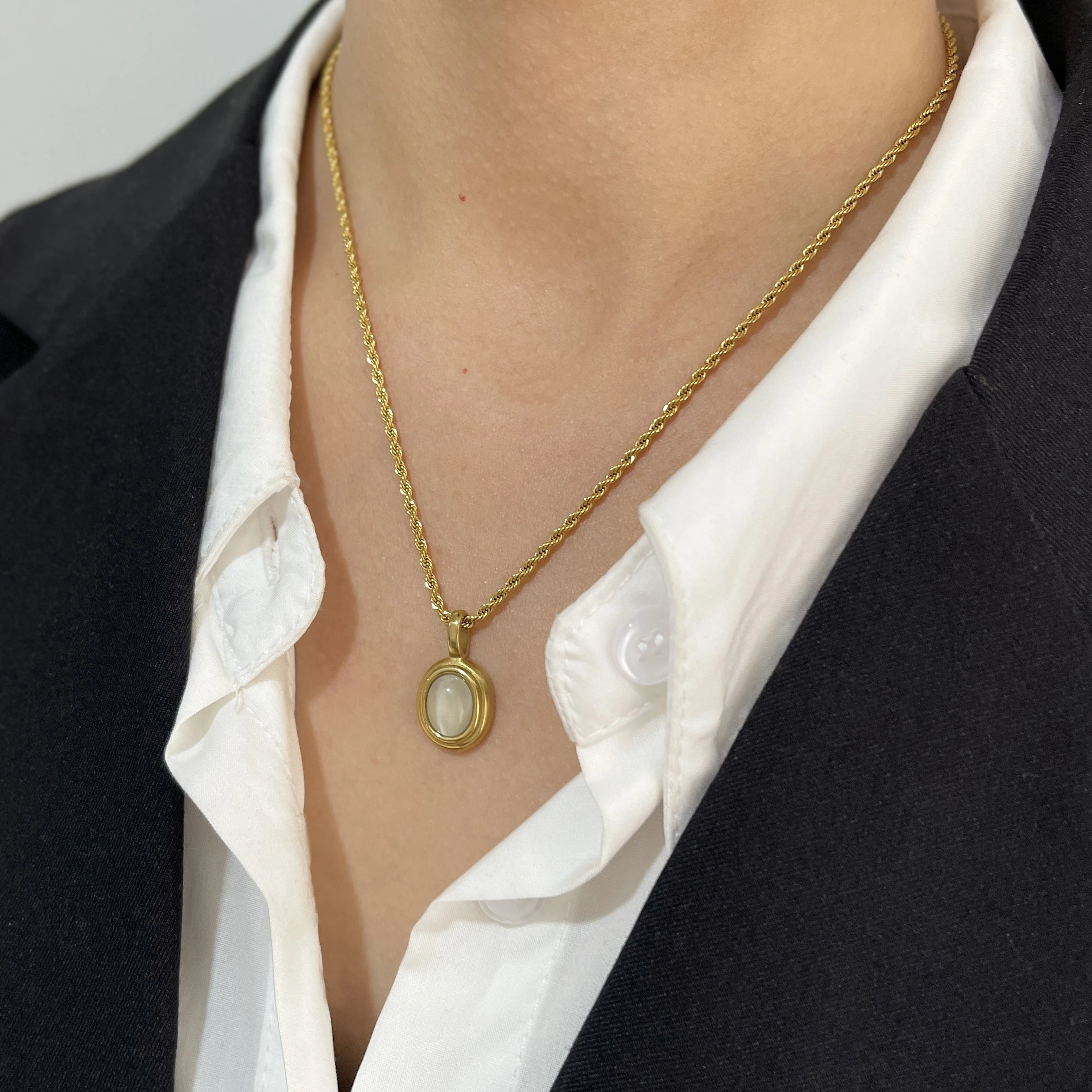 18k Classy Vintage Inspired Oval Gem Stone Necklace in white