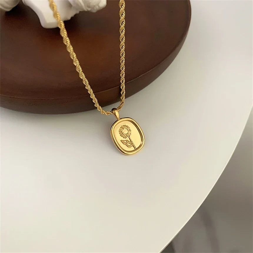 Feminine Floral Pendant Rope Chain Necklace