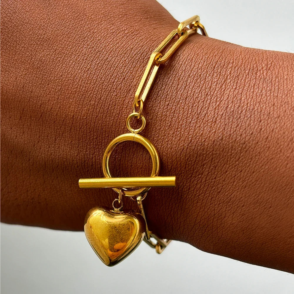 Modern Paperclip Bar Clasp Heart Bracelet in gold