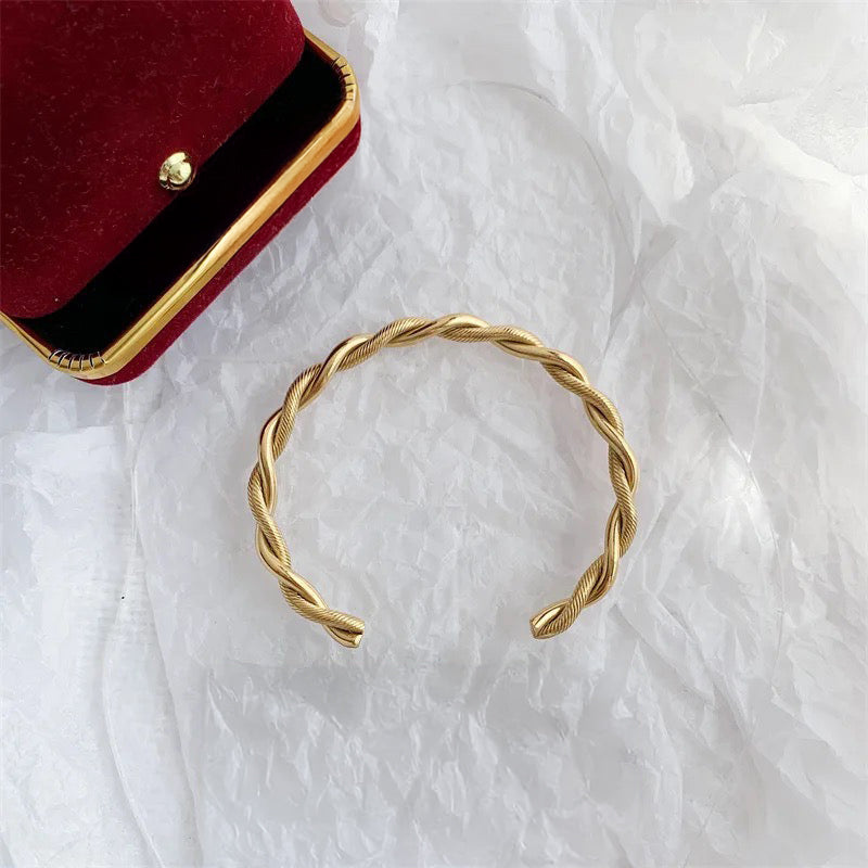 Classy Twist Cuff Bracelet in gold