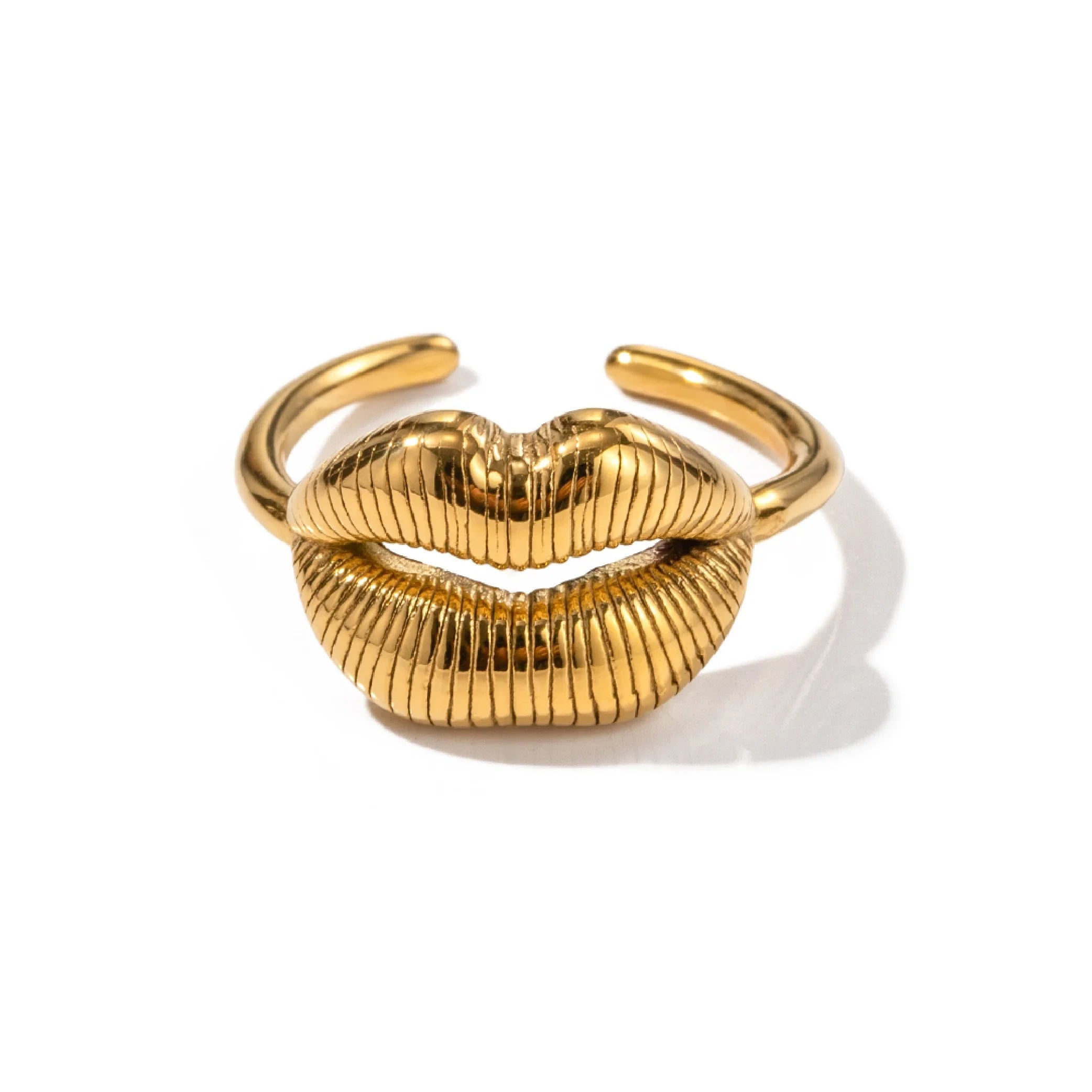 Bold Kiss Romantic Ring in gold