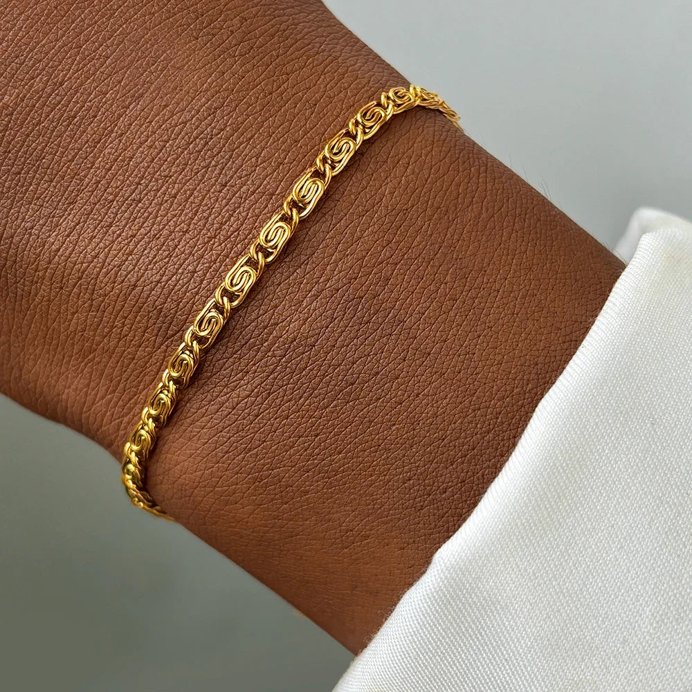 Minimal Spiral Link Bracelet in gold