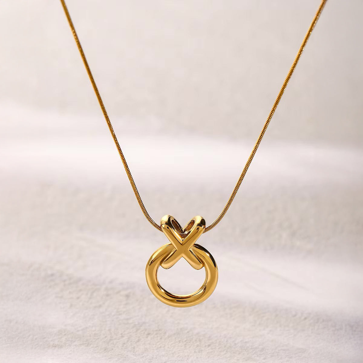 Elegant XO Interlaced Necklace in gold
