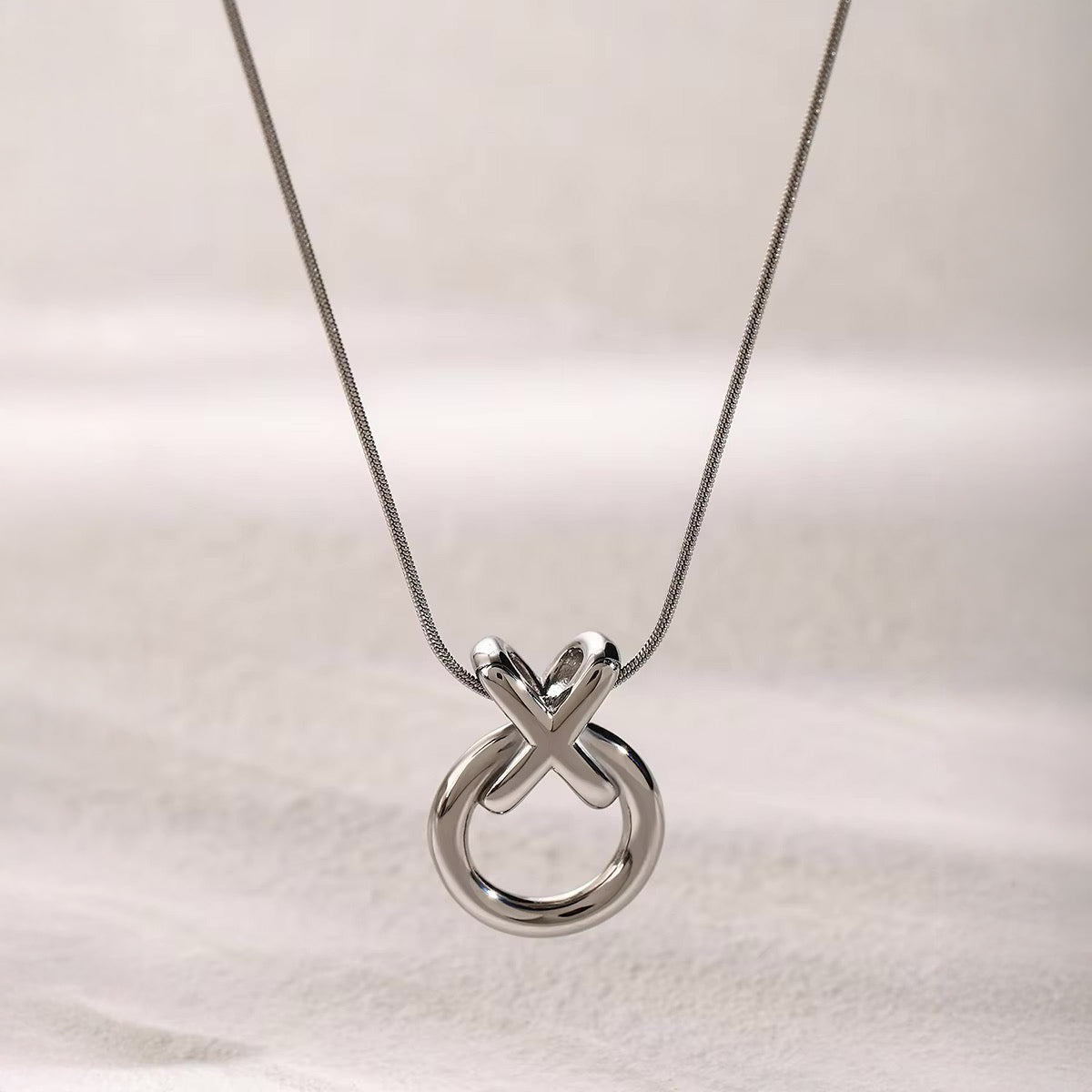Elegant XO Interlaced Necklace in silver