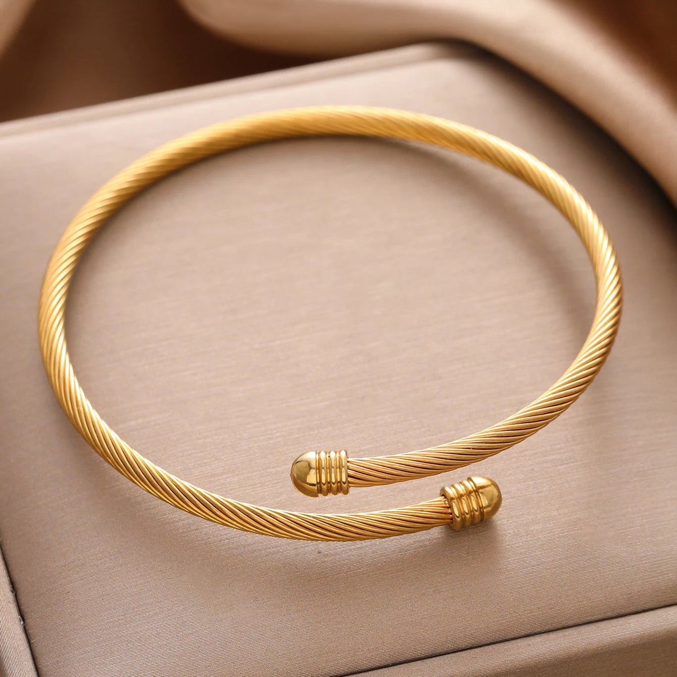 Classy Twisted Bangle Bracelet in gold