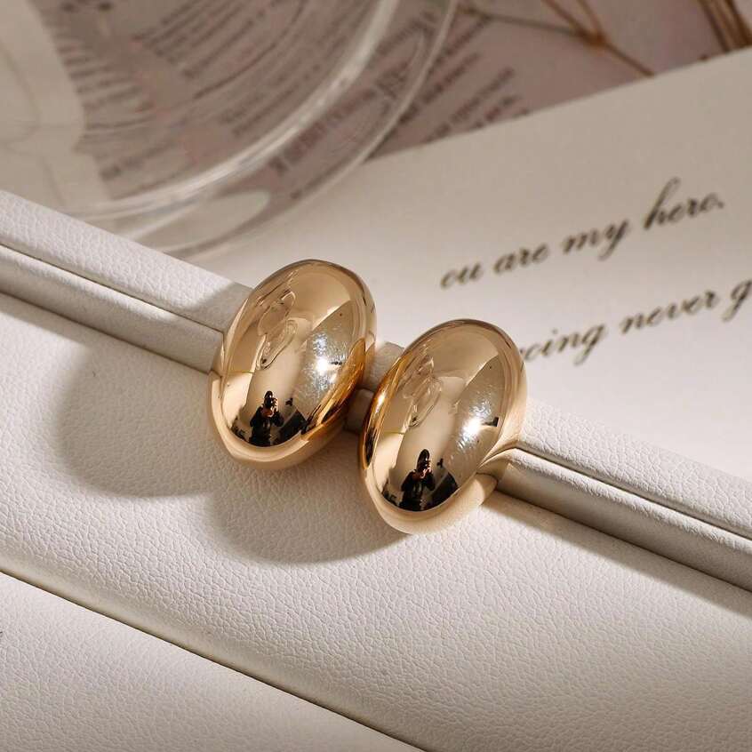 Elegant Oval Stud Earrings in gold