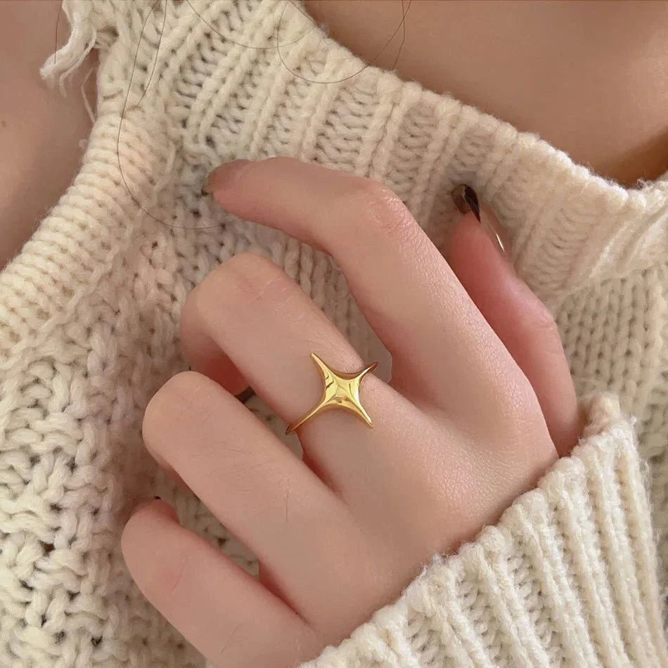 Resizable North Star Rings in gold