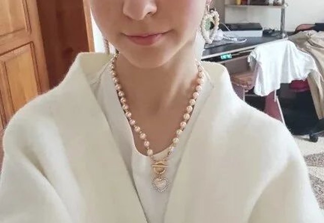 Pearl Heart Clasp Choker Necklace worn by a customer