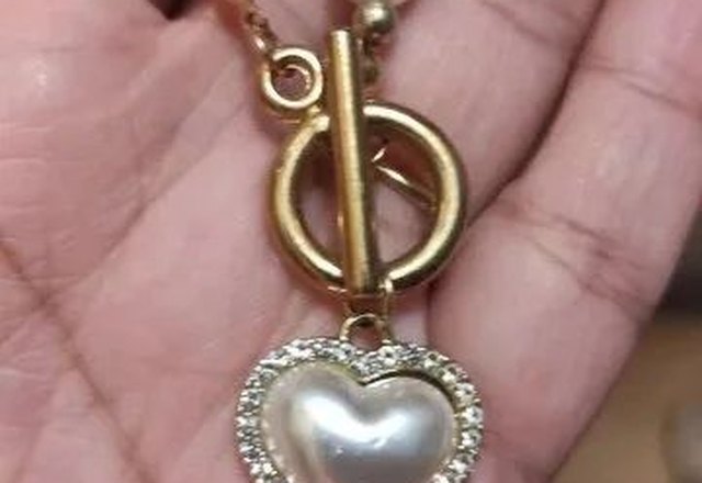 Pearl Heart Clasp Choker Necklace worn by a customer