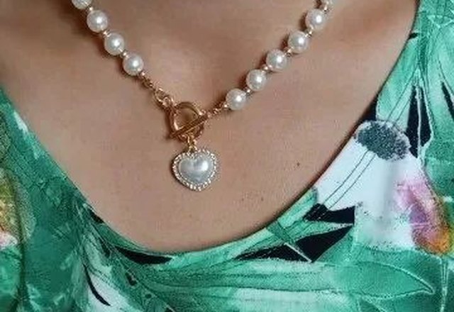 Pearl Heart Clasp Choker Necklace worn by a customer