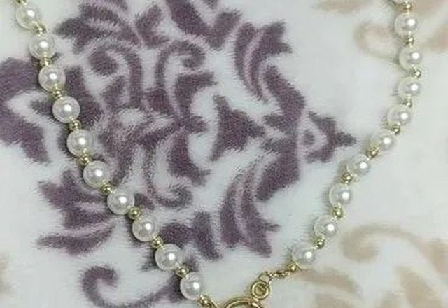 Pearl Heart Clasp Choker Necklace worn by a customer