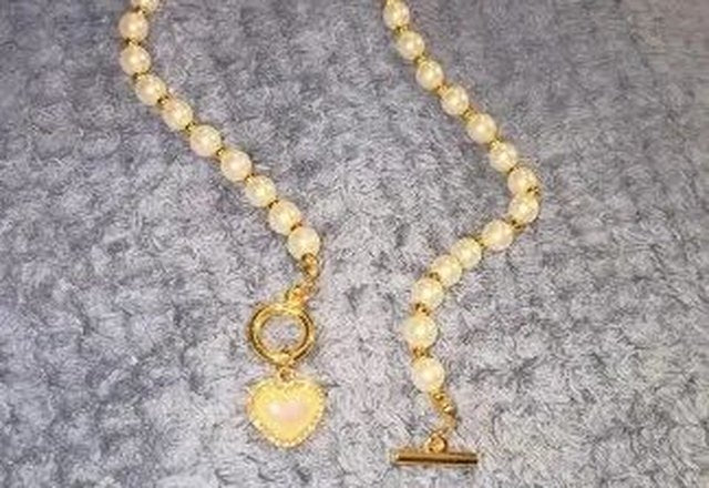 Pearl Heart Clasp Choker Necklace worn by a customer