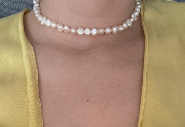 Pearl Heart Clasp Choker worn by a customer